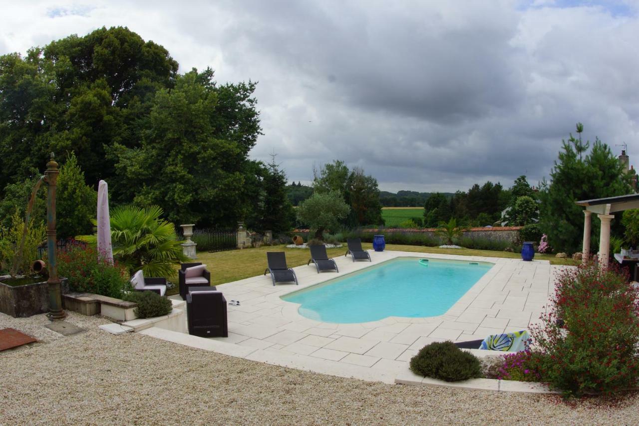 Villa le petit nid à Neuillé-le-Lierre Extérieur photo